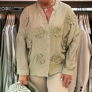 BLUSA FLORES EN COLOR VERDE