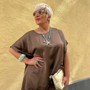blusa de raso en color chocolate y acabado de blonda