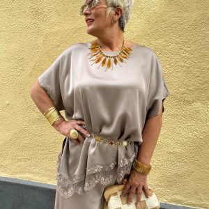 blusa de raso en color cava con acabado de blonda