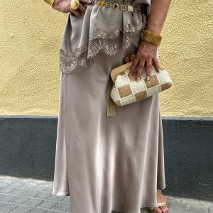 falda de raso en color cava