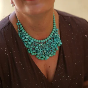 Collar babero en tono turquesa.