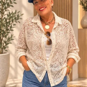 modelo con la blusa encaje burdeos puesta